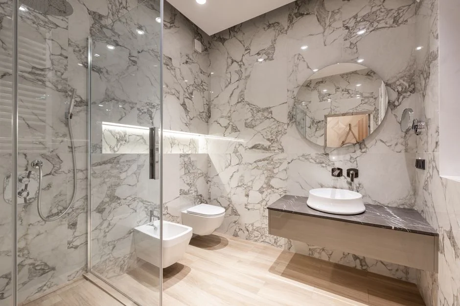 who-we-are Une gouvernante arrange avec élégance les draps dans une chambre d’hôtel luxueuse, illustrant son savoir-faire en matière d’accueil.